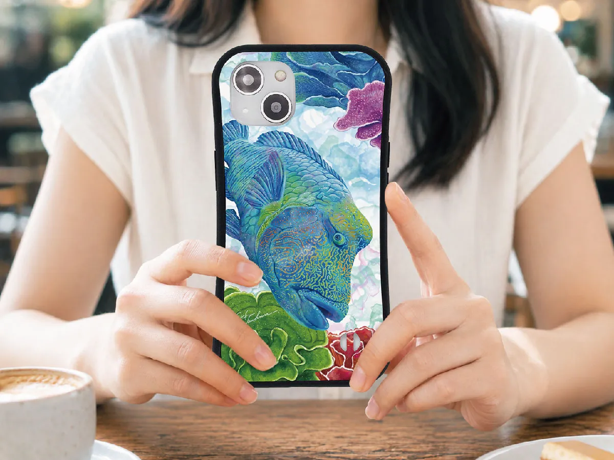 お魚のiPhone用スマホケースを持つ女性